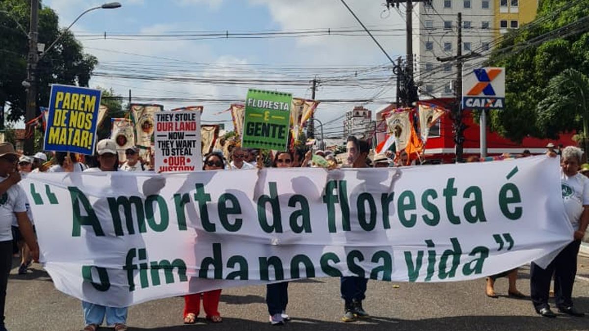 ''LA MUERTE DE LA SELVA ES EL FIN DE NUESTRA VIDA''. La gente marchó en las afueras de la COP30 en reclamo a las exploraciones petroleras en la Amazonia. / CORTESÍA AGUSTINA TARCAYA
