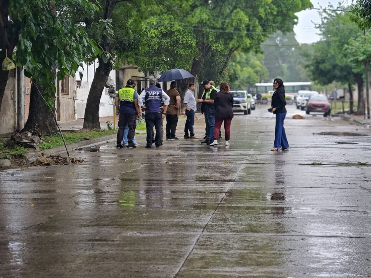 MEDIDAS. Los peritos inspeccionaron la casa de Paraguay al 100.