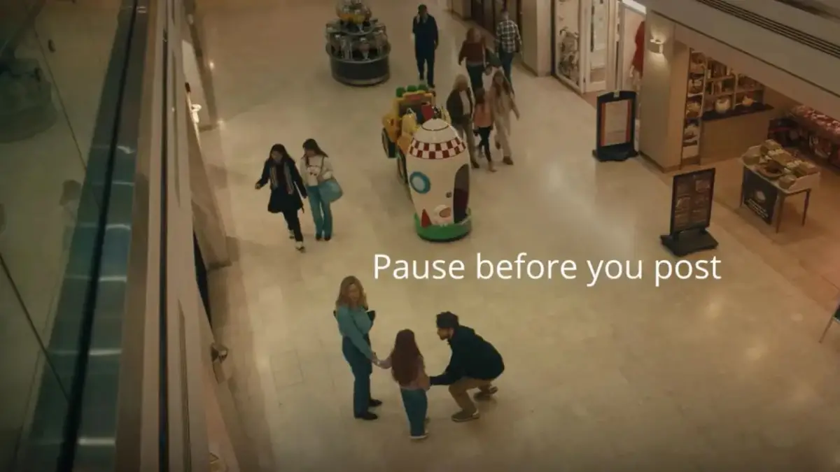 PAUSE BEFORE YOU POST. EL anuncio de Irlanda revela el riesgo real de subir fotos de los hijos a las redes.