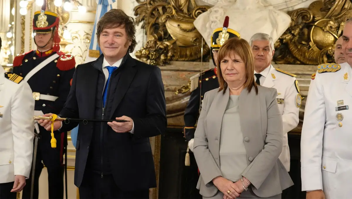 ÚLTIMO ACTO. Patricia Bullrich acompañó ayer al presidente Milei a una ceremonia en la Casa Rosada.