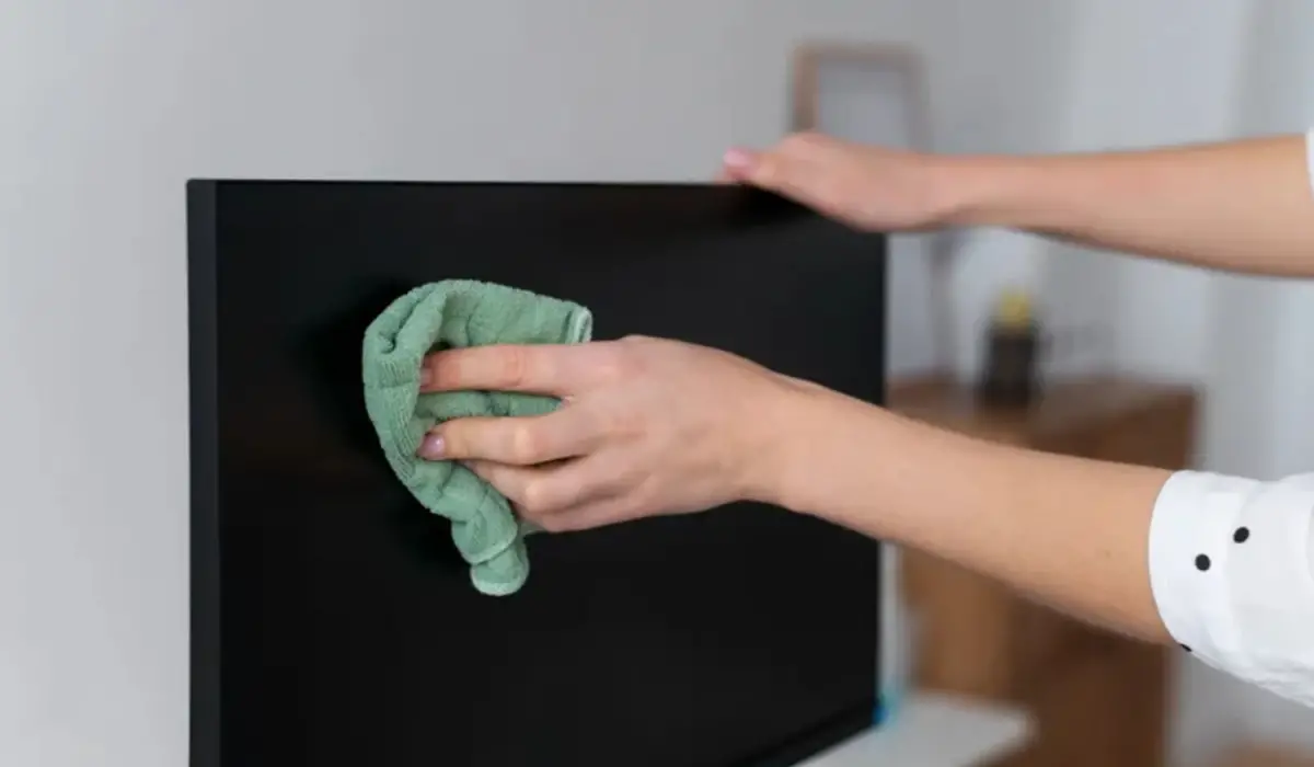 Qué pasa si limpiás el televisor con alcohol: riesgos y cómo hacerlo correctamente