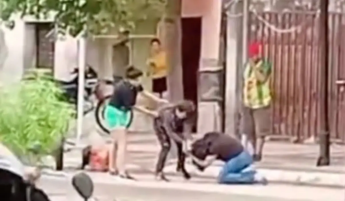 Una mujer acusó a su sobrina de “robarle el marido” y la atacó en plena calle