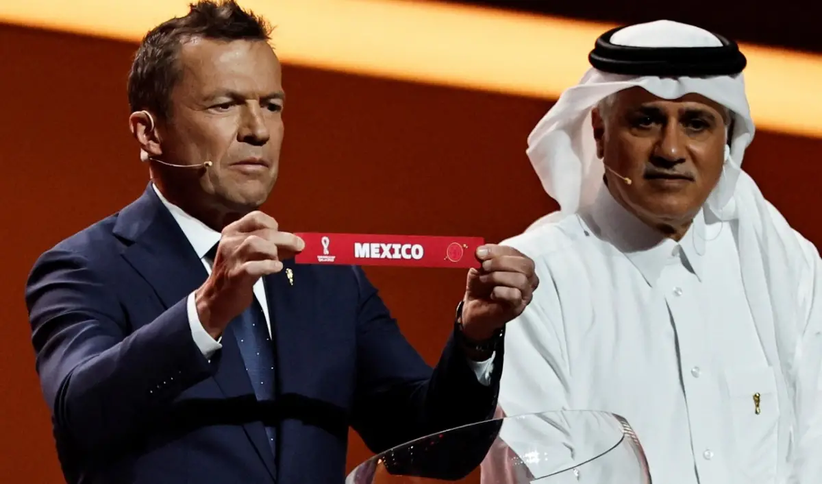 SORTEO. Lothar Matthäus muestra el papel con el nombre de México, en el sorteo de Qatar 2022. En ese torneo, el Tri compartió grupo con Argentina, Arabia Saudita y Polonia.