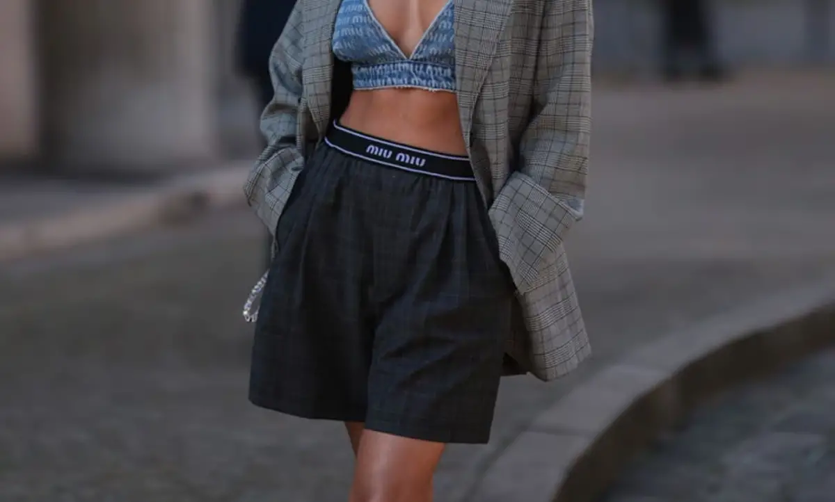 Ya no se usan más los shorts de jean cortados: la nueva tendencia elegante para el verano 2026
