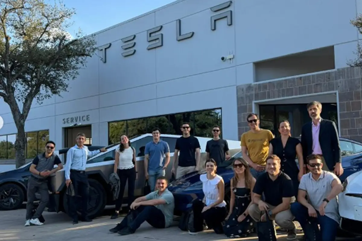 EN LA FÁBRICA DE ELON MUSK. Los jóvenes ingenieros son egresados de universidades públicas y privadas como la UBA, UTN, ITBA, UCA, Universidad Nacional de Mar del Plata, UNSAM y Universidad Nacional de Rosario. / INSTAGRAM @consuladoarghouston