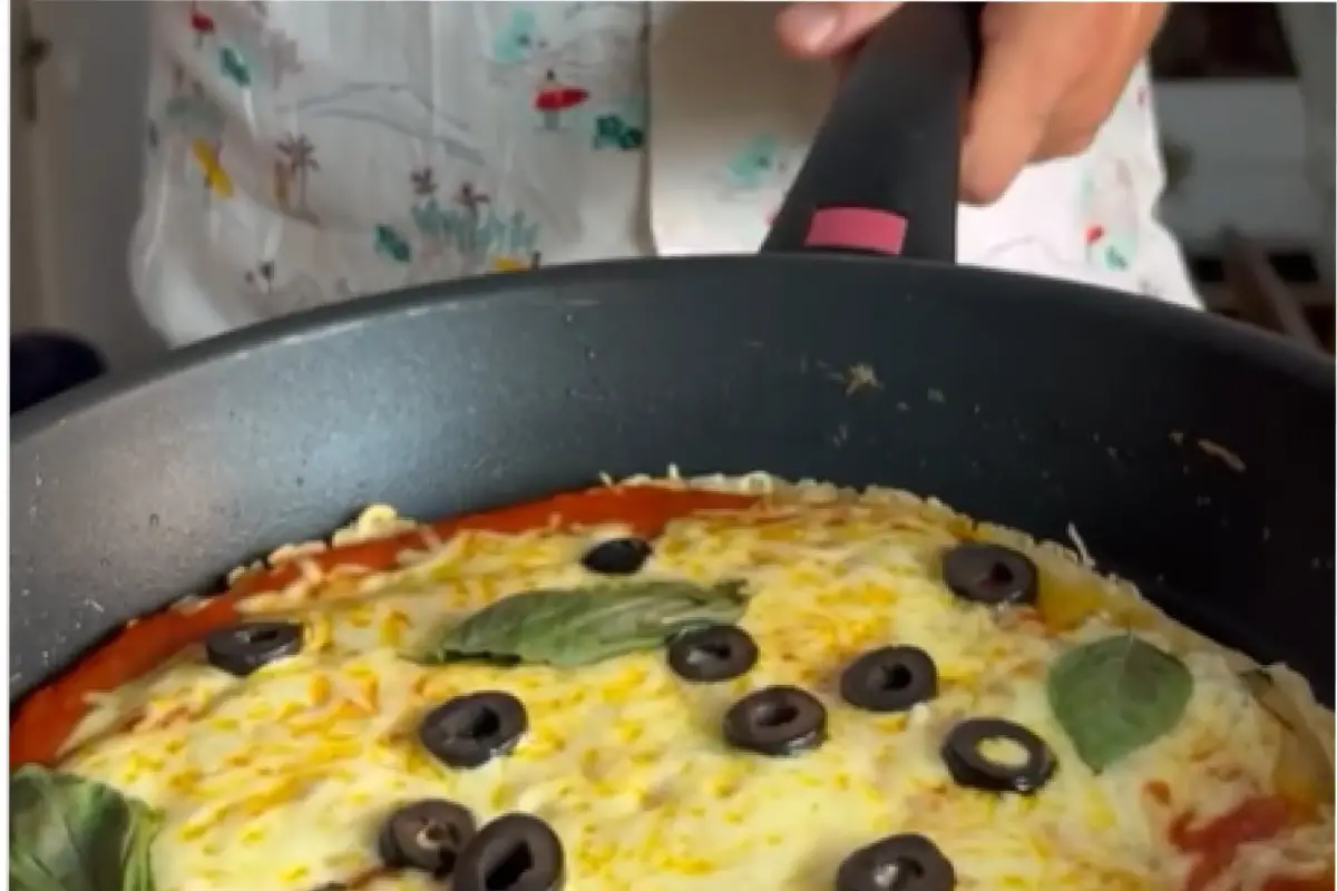 Receta de pizza proteica y saludable en sartén.