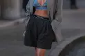 Ya no se usan más los shorts de jean cortados: la nueva tendencia elegante para el verano 2026