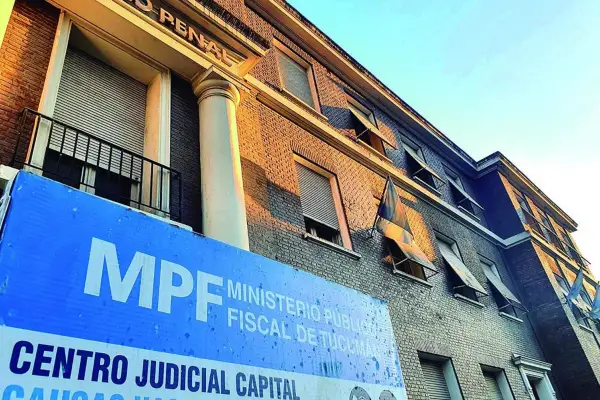 Denuncian a tres policías por extorsión y robo a un conductor de Uber Moto en un operativo nocturno