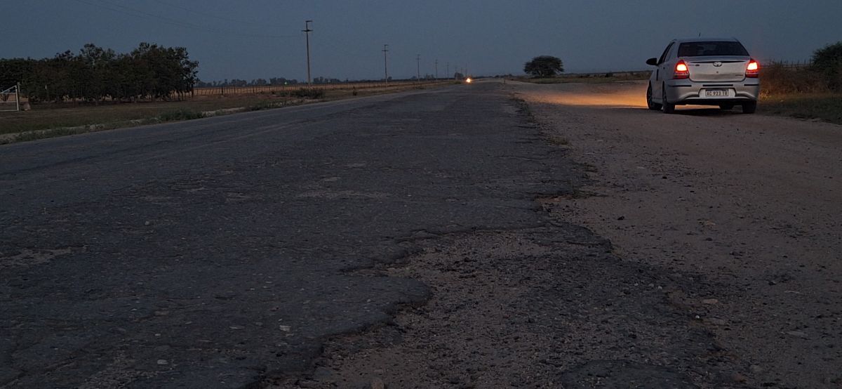 DESGASTE. La ruta no tan solo muestra daños por el agua de inundaciones, sino también por trabajos deficientes, afirman empresarios. LA GACETA/ FOTO DE ÁLVARO MEDINA