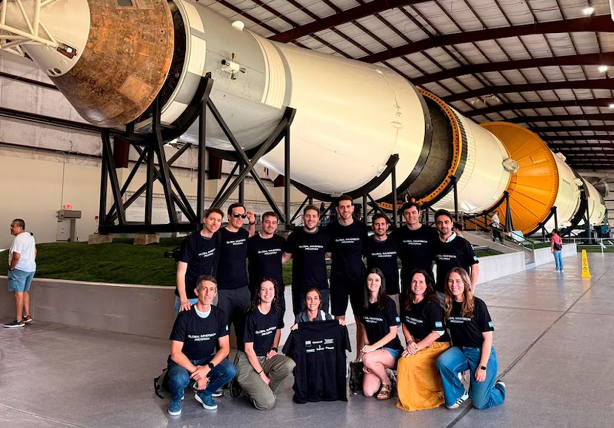 EN EL SPACE CENTER DE HOUSTON. Los jóvenes posaron junto a María Noel Castro, quien sostiene la remera del programa. / INSTAGRAM @consuladoarghouston 