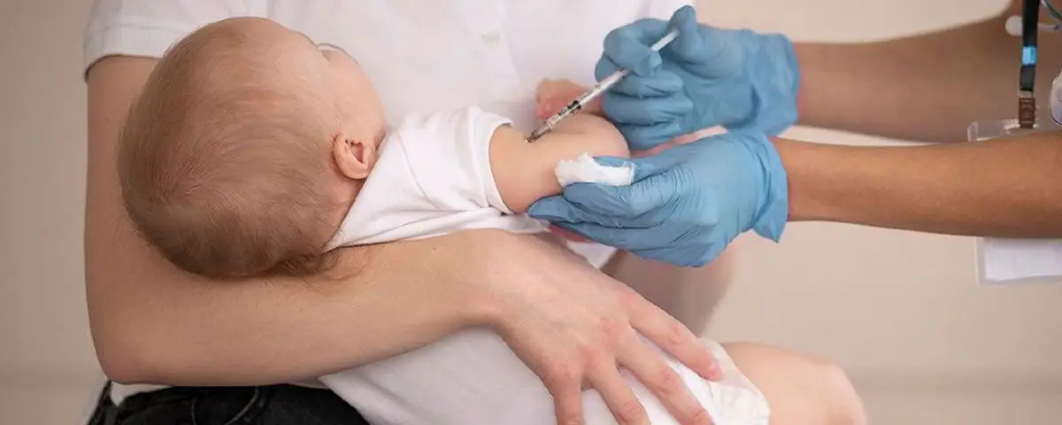 PREVENCIÓN. La vacunación es clave para evitar los contagios de la tos convulsa, especialmente en bebés.