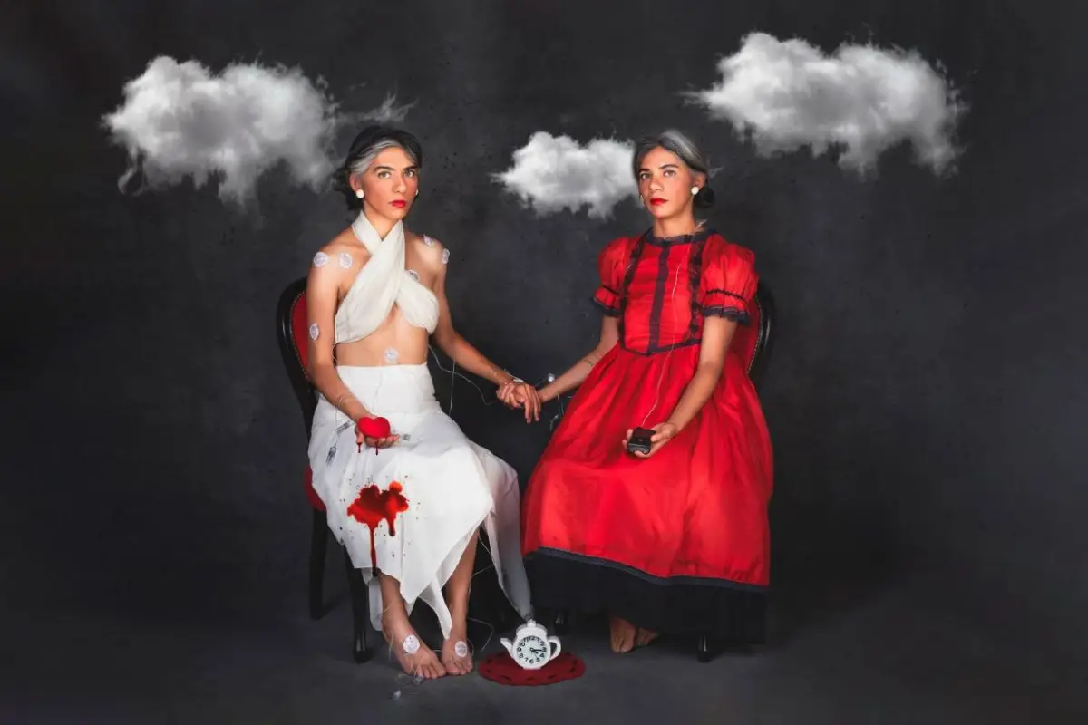 CON REFERENCIAS PICTÓRICAS. El retrato doble de Camila López remite a “Las dos Fridas”, una creación de la mexicana Frida Kahlo.