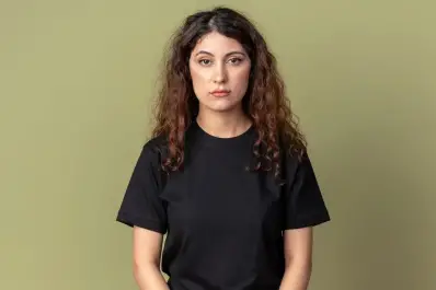 Qué dicen los expertos en comportamiento sobre las personas que visten siempre de negro