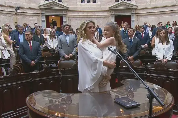 Video: el llamativo juramento de la diputada libertaria Virginia Gallardo