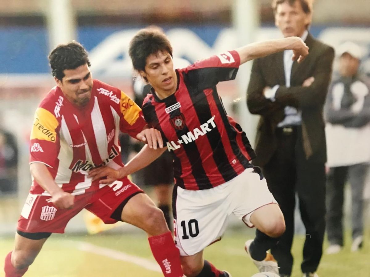 EN EL RECUERDO. Pérez Castro marca al volante de San Lorenzo Pablo Barrientos. Atrás observa Miguel Ángel Russo. 