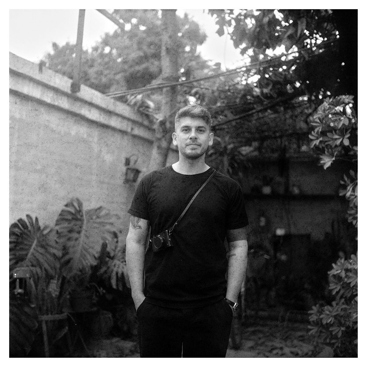 FOTÓGRAFO. Maximiliano combina 15 años de experiencia en fotografía con proyectos creativos que mezclan calle, IA y formación artística.