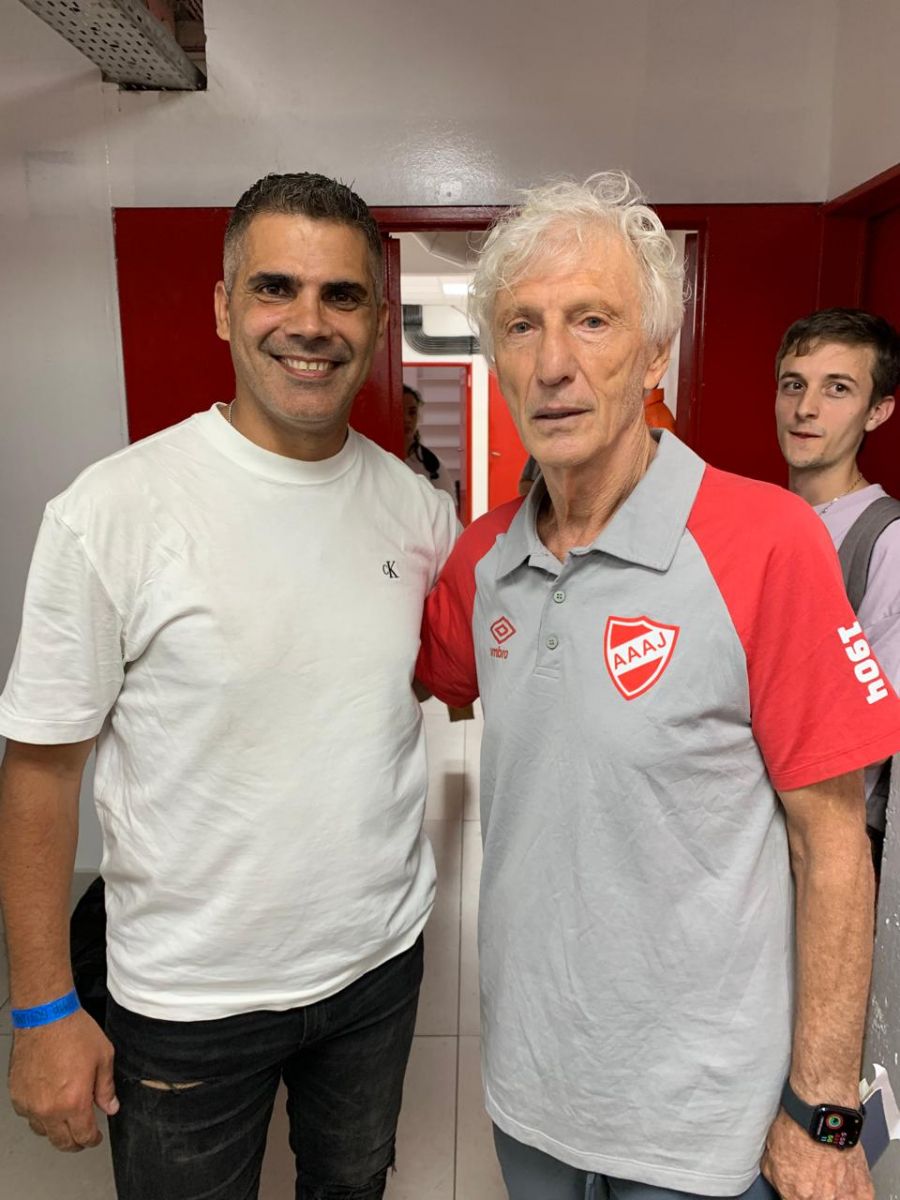 PROYECCIÓN. Pérez Castro posa junto a José Pekerman, ex DT de la selección argentina.