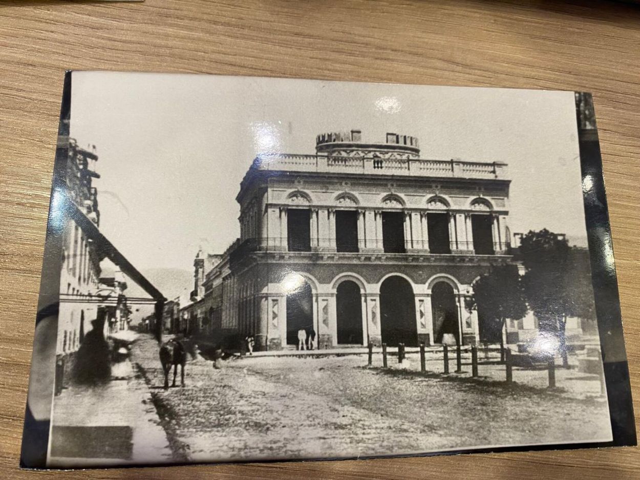 Recuerdos fotográficos: los 106 años de la memorable casa de Méndez