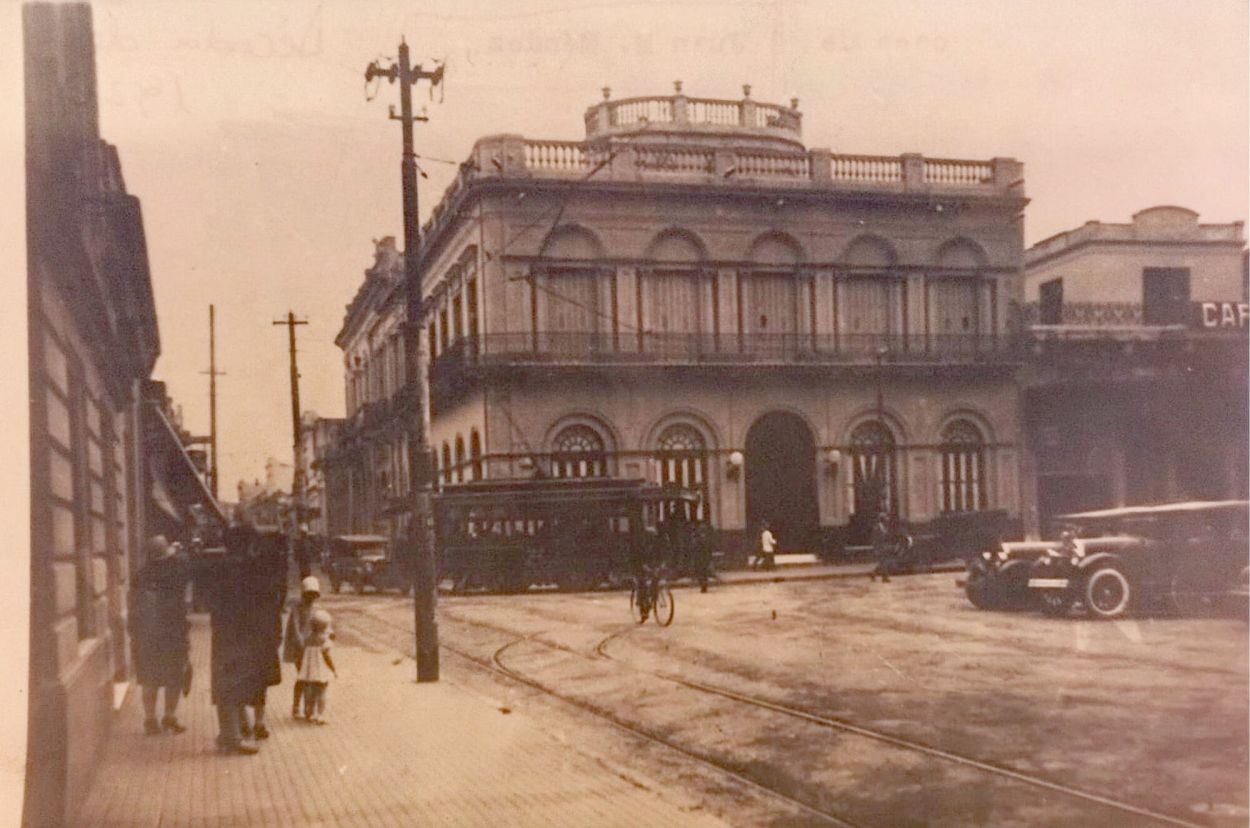 Recuerdos fotográficos: los 106 años de la memorable casa de Méndez
