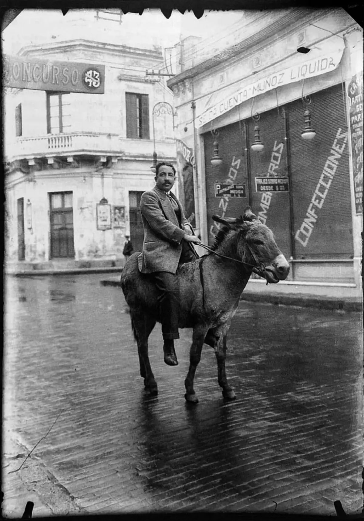 ABUD JOSÉ BACHUR. Montando un burro frente a su estudio (1930).