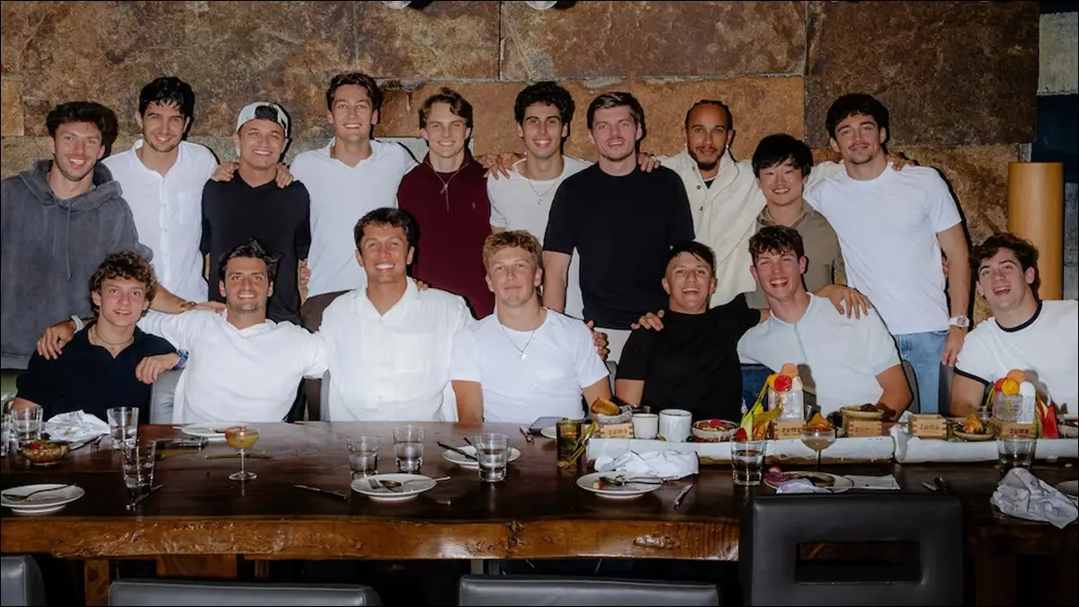 CENA FINAL. Colapinto volvió a estar entre los pilotos en Abu Dhabi, con regalos, códigos de vestimenta y una imagen que desató memes en redes.