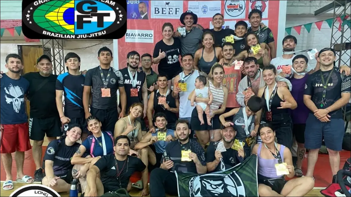 MAESTRO Y EQUIPO. La academia local cerró la jornada con medallas en varias categorías.