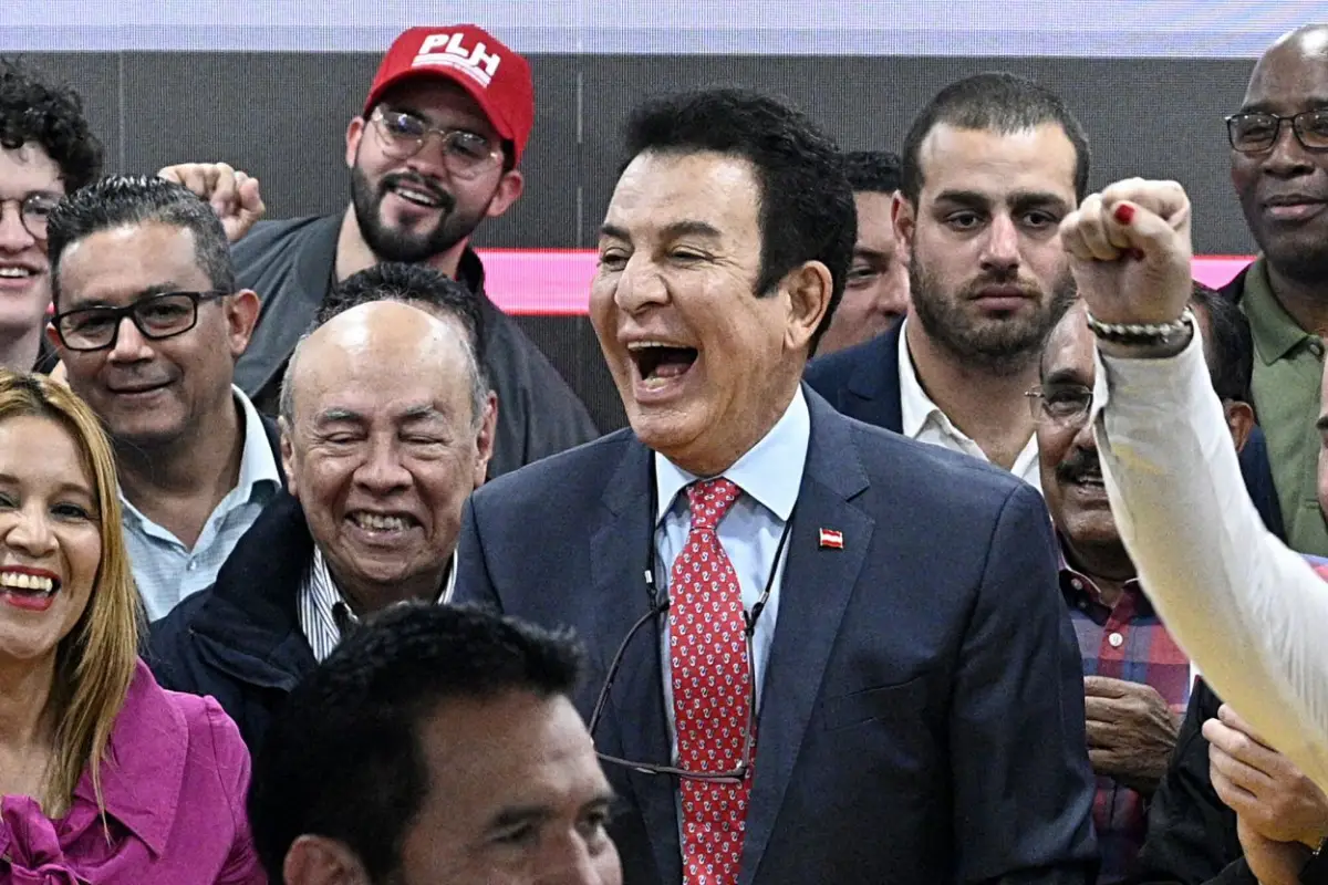 PRIMERO. Nasralla celebra, aunque aún no está el resultado definitivo.