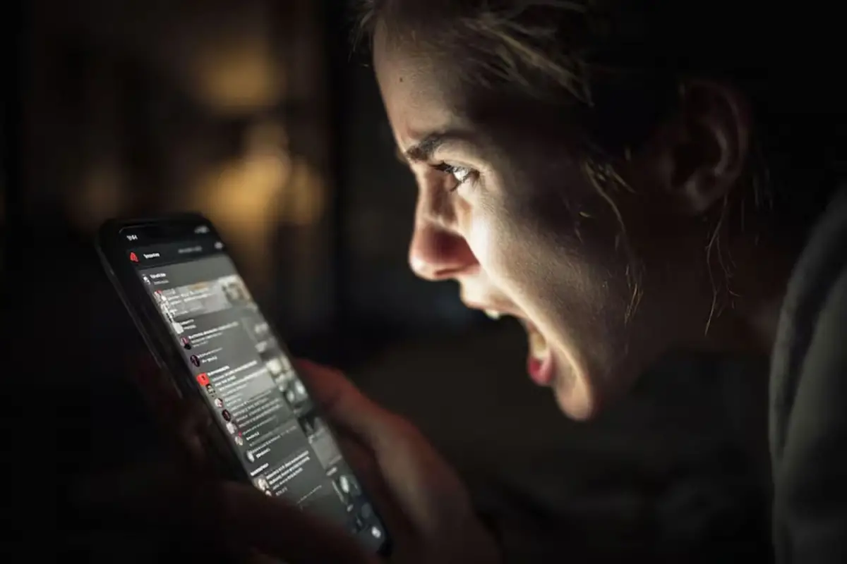 ESPEJO DE LAS REDES. El paisaje tecnológico redefine el lenguaje y las experiencias cotidianas de los usuarios.