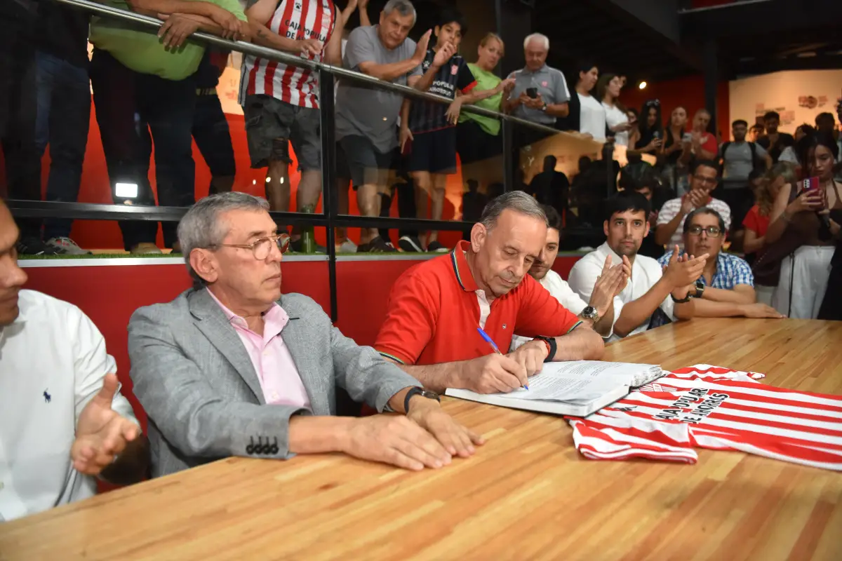 TRASPASO. Mirkin oficializa su mandato con la firma del acta, acompañado por Rubén Moisello en el cierre institucional del ciclo anterior.