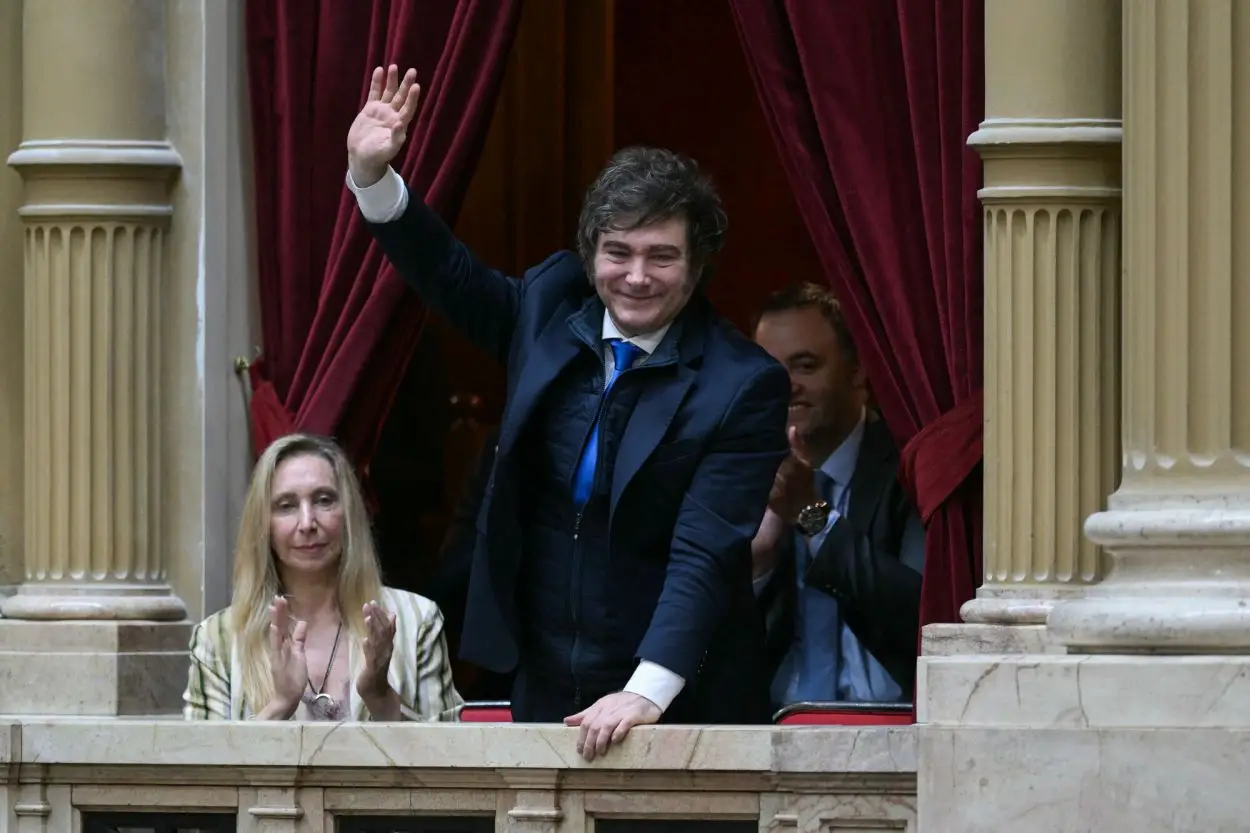 REACCIÓN. La presencia de Milei en un balcón generó tensión en el recinto.