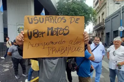 Protesta de trabajadores de Uber, DiDi y Cabify: “Hay que subirse 12 horas a una moto para llegar a fin de mes”