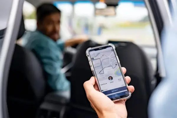 El Concejo aprobó regularizar a Uber, DiDi y Cabify como plataformas de transporte en auto