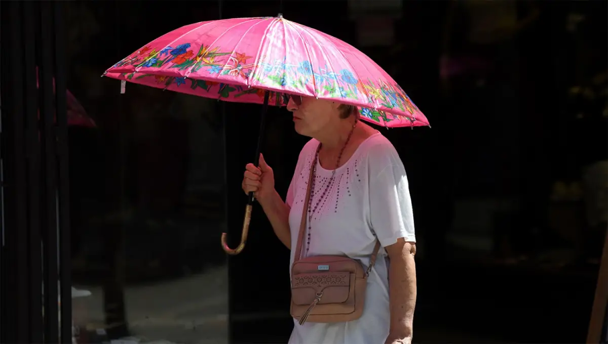 PARA EL SOL Y LA LLUVIA. El paraguas se convierte en estas semanas en un accesorio indispensable ante la inestabilidad de las condiciones climáticas. 