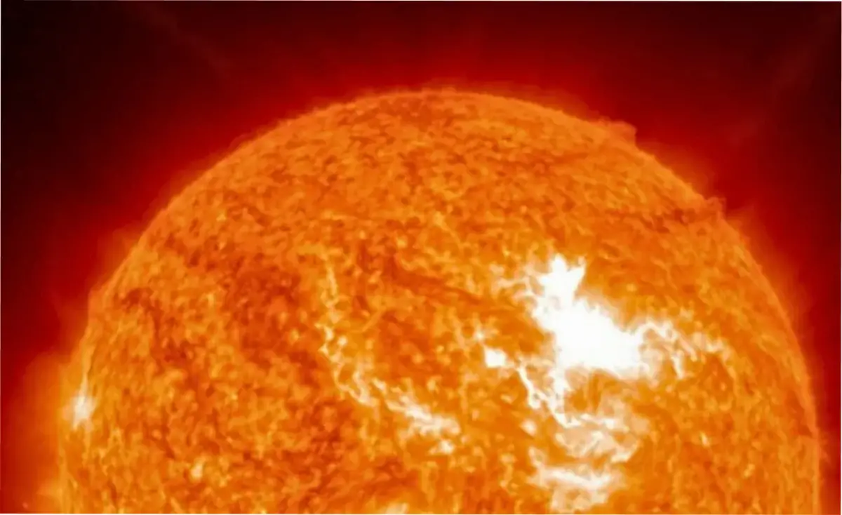 Una potente erupción solar surgió del Sol el 11 de noviembre, liberando una corriente de protones supercargados que incrementó los niveles de radiación alrededor de la Tierra a un máximo bidecenal. (Crédito de la imagen: Centro de Predicción del Clima Espacial de la NOAA/Space.com)