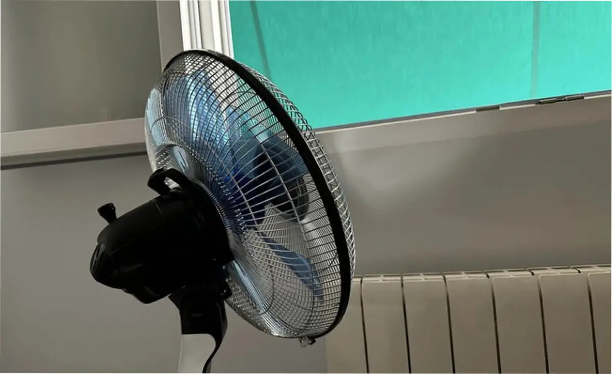 El truco con el ventilador que puede enfriar igual que el aire acondicionado.