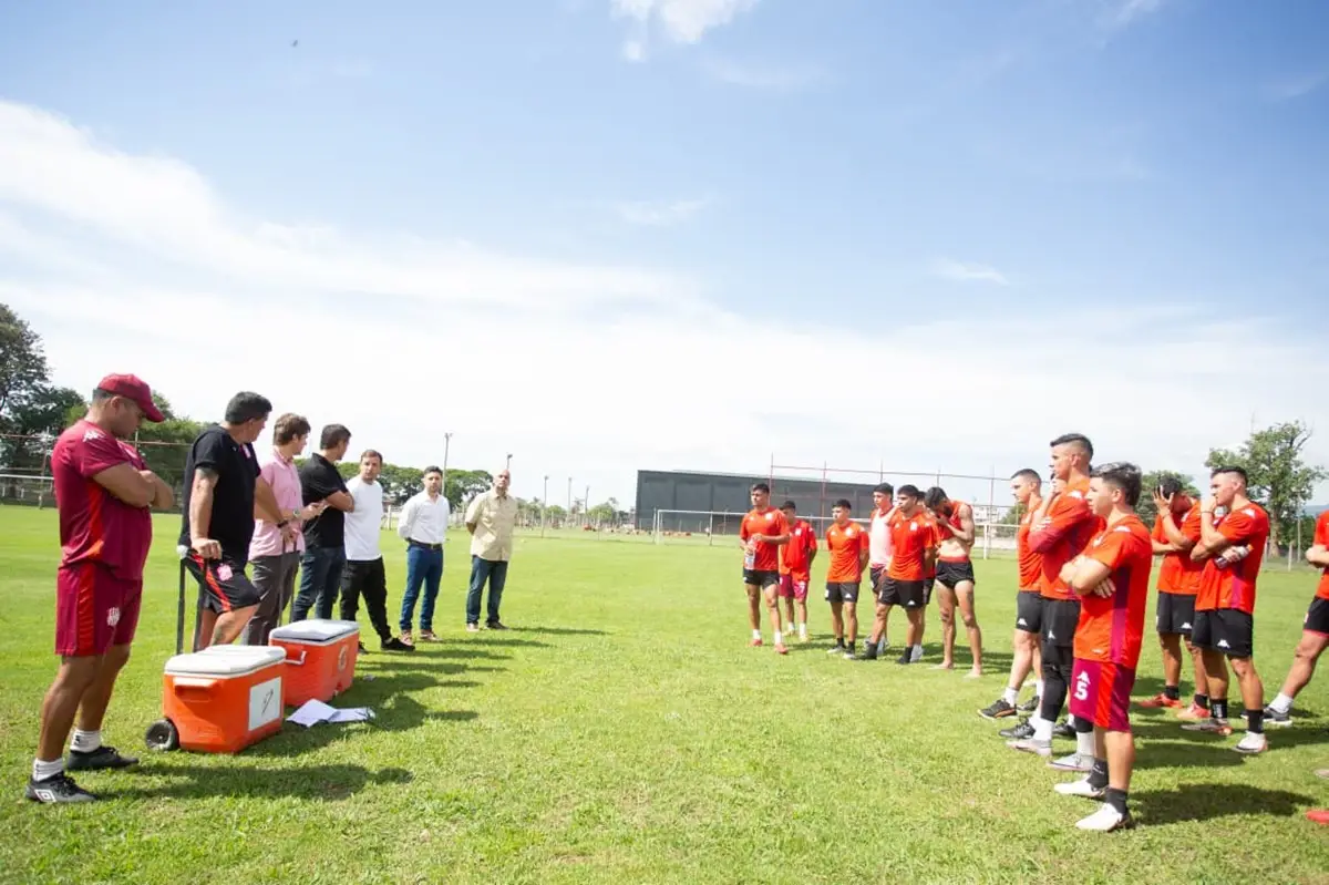 ENCUENTRO. La dirigencia dialoga con el plantel y cuerpo técnico en el complejo, marcando el inicio del ciclo.