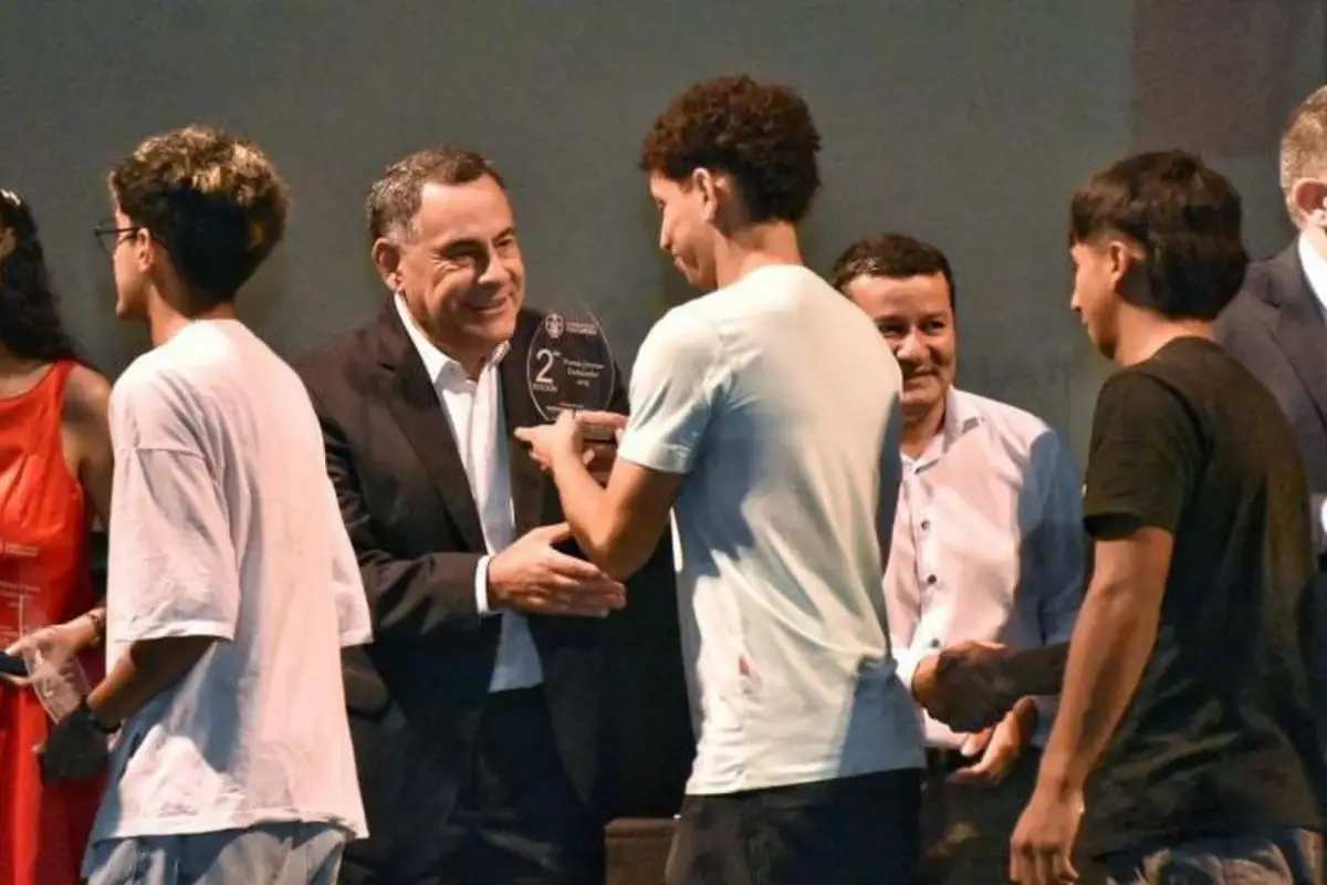 RECONOCIMIENTO. Cada uno de los elegidos se llevó consigo una insignia.