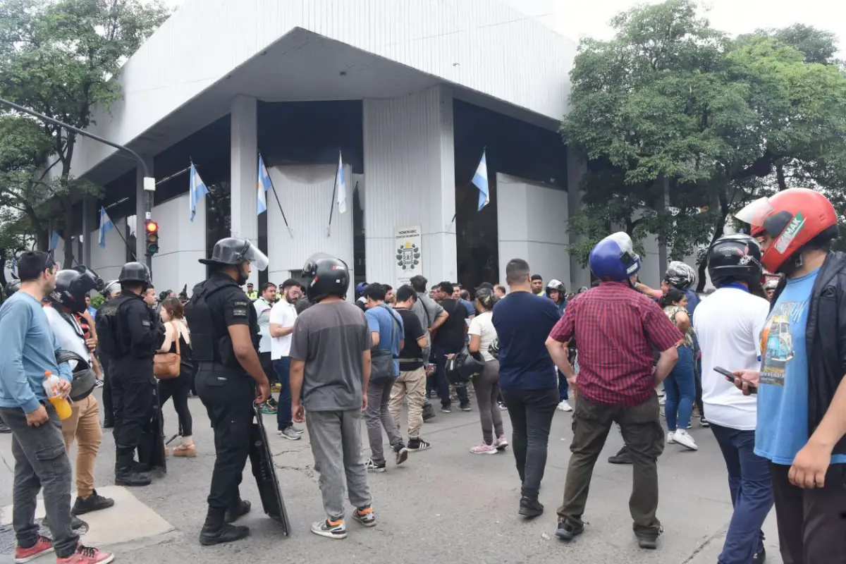 CONCEJO: Choferes de aplicaciones, en protesta contra la ordenanza.  