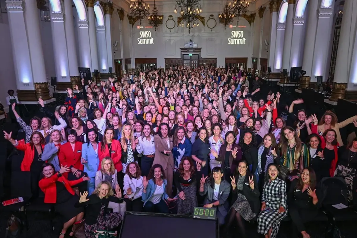 LIDERAZGO GLOBAL. Santander W50 abrió su convocatoria 2026 e invita a mujeres a postularse para su programa con la LSE.
