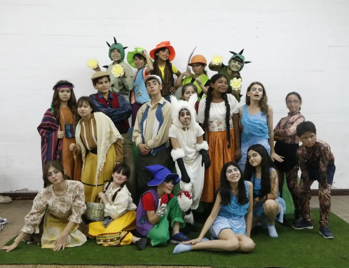 EL ELENCO EN PLENO. El grupo de Niños y Jóvenes del Ente estrena obra.