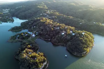 Apenas el 10% pudo regularizar: ¿que ocurrirá con lo que construyeron en tierras fiscales de El Cadillal?