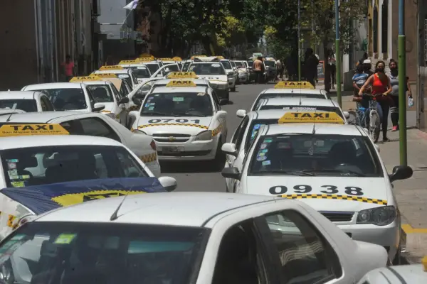 En San Miguel de Tucumán hay cuatro veces más taxis de lo que se recomienda