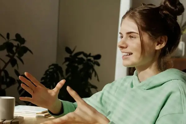 Qué dice la psicología sobre las personas que hablan solas y en voz alta