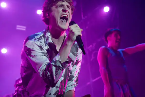 Me movilizan las ganas de sacudir a la gente como me gusta que me sacudan a mí, dice Louta