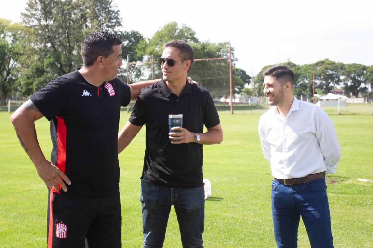 CONFIANZA. Campodónico abraza a Ponce, con café en mano, mientras Nasrallah los observa sonriente.