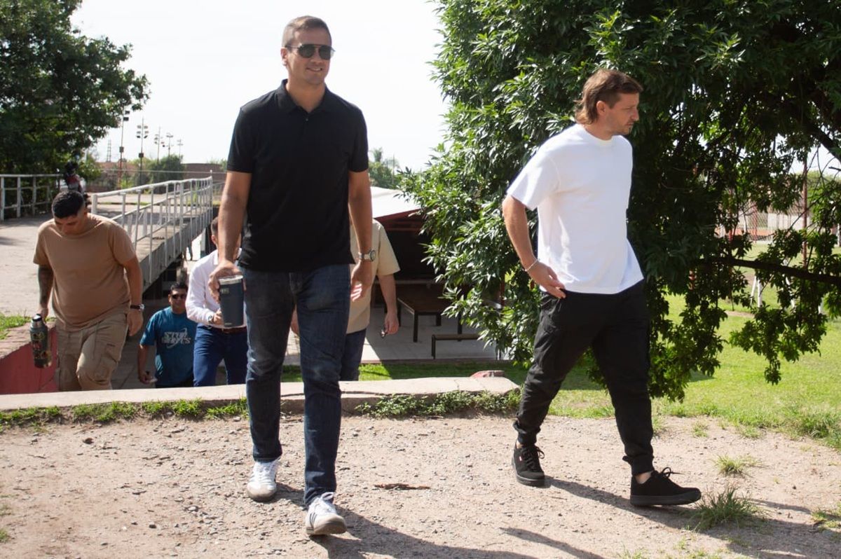 EXPECTANTES. Ponce de León y Rocchio suben la escalera hacia cancha principal del complejo Natalio Mirkin.