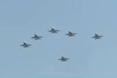 Los aviones F-16 hicieron un vuelo rasante sobre Buenos Aires antes de llegar a Córdoba