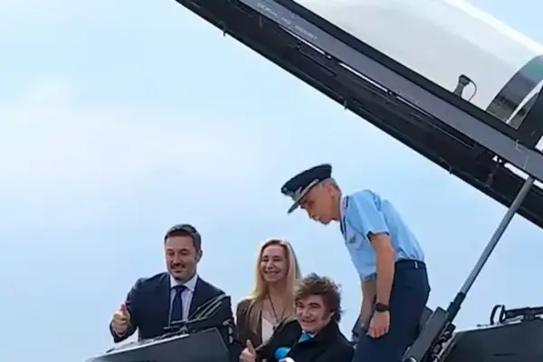 En Córdoba, Milei presentó a los aviones F-16 como los ángeles protectores del espacio aéreo argentino