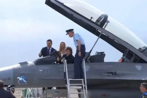 Por qué apareció un sticker con la figura de un león en uno de los aviones F-16