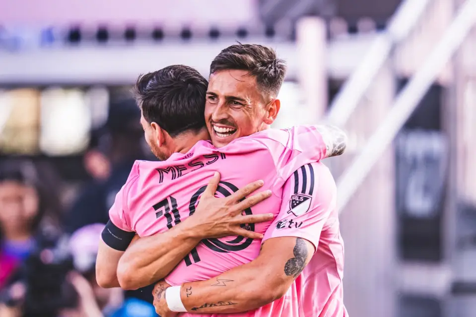 FESTEJO. Messi abraza a Tadeo Allende, autor del tercer gol para el título de Inter Miami.